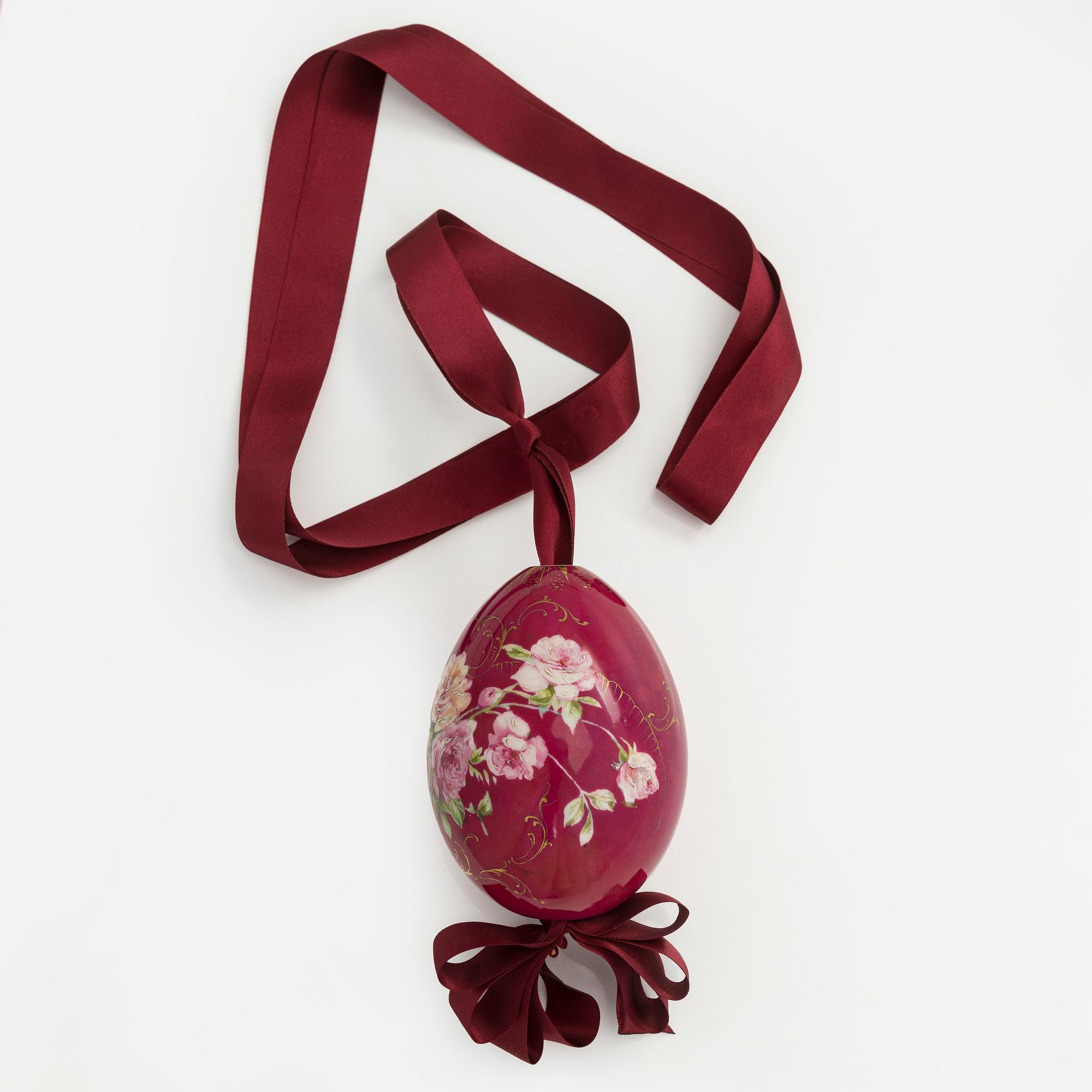 A Russian porcelain Easter egg from around the turn of the 20th Century.