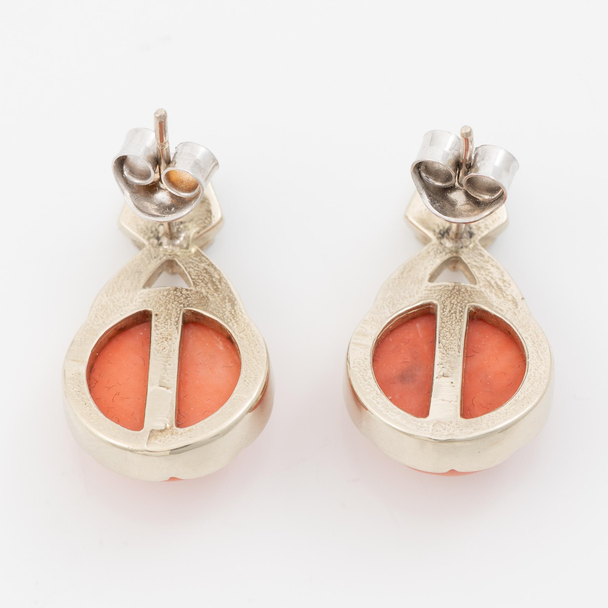 A pair of 14k white gold earrings with corals and diamonds ca. 0.10 ct in total.