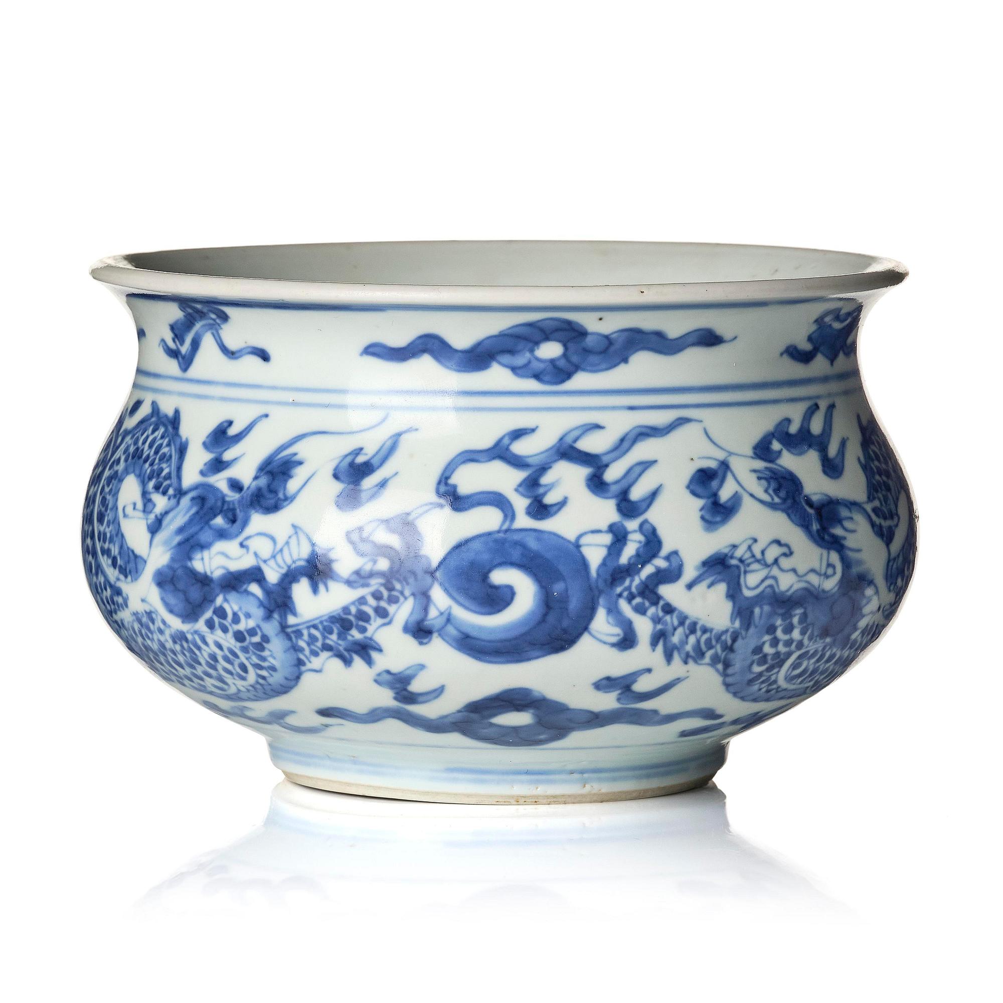 A blue and white four clawed dragon censer, Transition, 17th century.