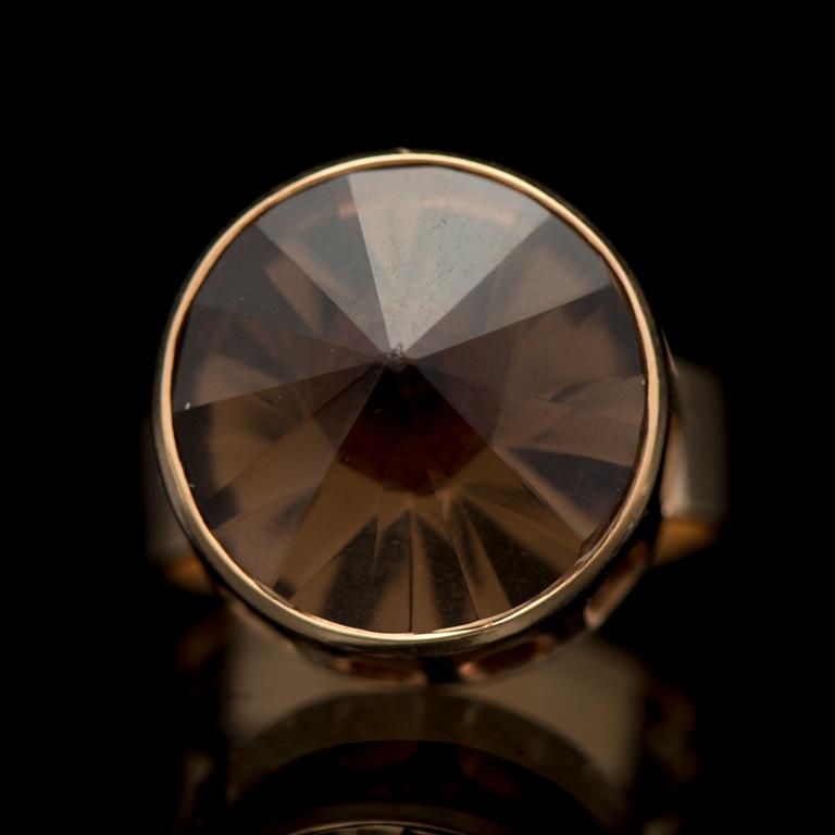 A BJÖRN WECKSTRÖM RING, facetted smoky quartz, 14K gold. Lapponia 1964.