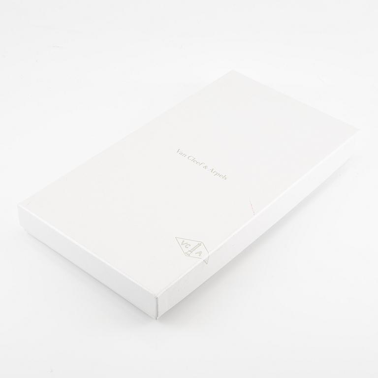 A Van Cleef & Arpels "Alhambra" necklace 18K gold with mother-of-pearl and onyx.