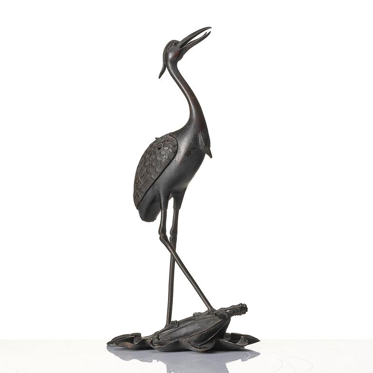 A Japanese bronze crane, Meiji period (1868-1912).