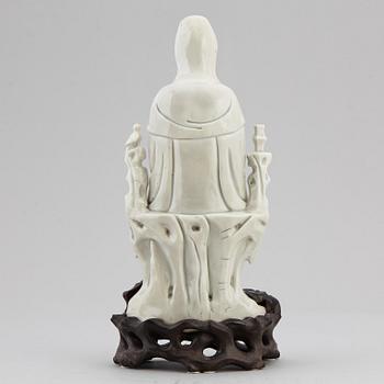 A blanc de chine figurine of a Guanyin, Qing dynasty, 19th century.