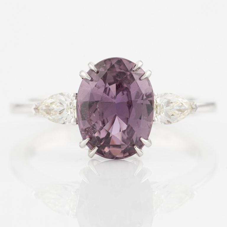 Ring in 18K gold with a pink faceted sapphire and round brilliant-cut diamonds.