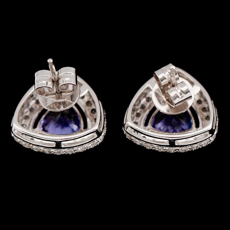 ÖRHÄNGEN, 1 par, 18 k vitguld, blå tanzaniter tot ca 3.90 ct, briljantslipade diamanter tot ca 1.44 ct.