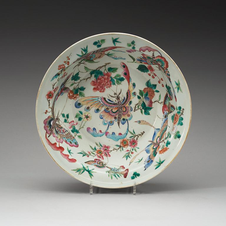 TVÄTTFAT, porslin. Qing dynastin, 1800-tal.