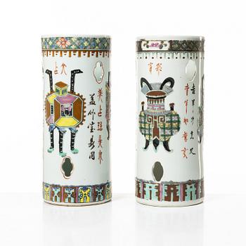 Vaser/Perukstockar, 2 st, porslin, Kina, 1900-tal.