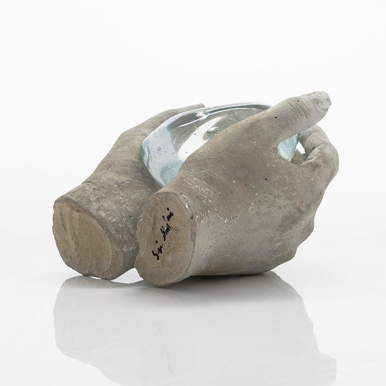 Sini Majuri, skulptur, "Crocodile's tear", signerad Sini Majuri, Suomenlinna 2022.