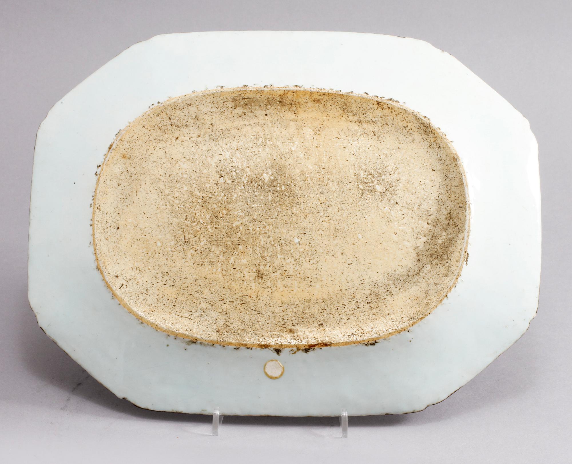 UNDERFAT, 2 st samt STEKFAT, porslin, Kina, 1700-tal.