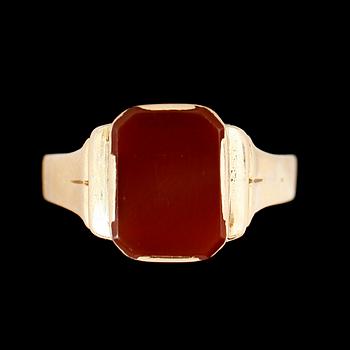 RING, 18 k guld, med carneol. Total vikt ca 5 g.