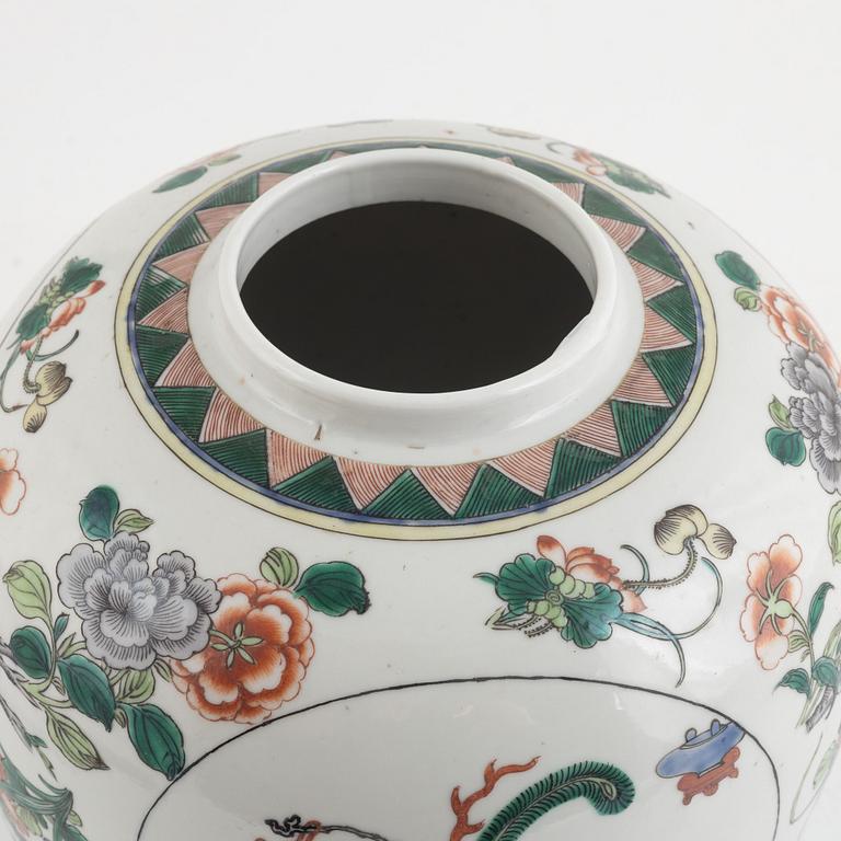 A Chinese famille verte porcelain jar, late Qing dynasty/20th century.