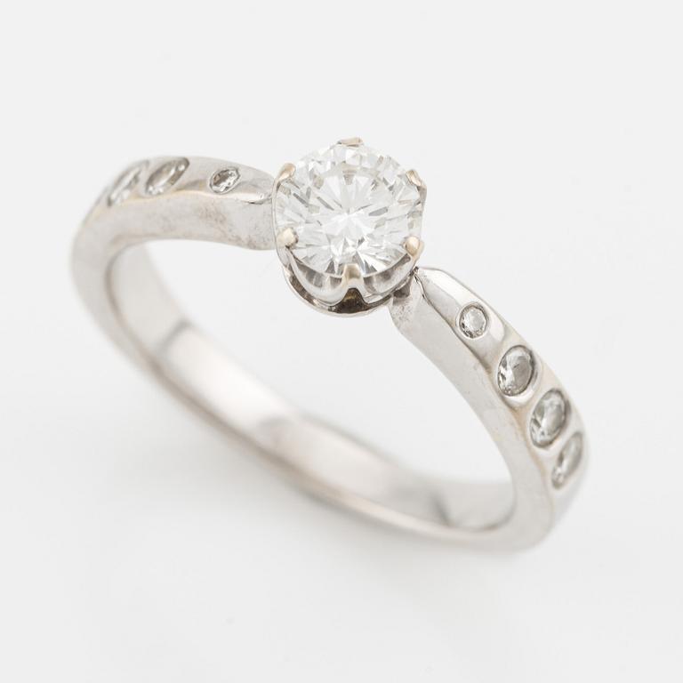 Ring in 18K white gold with brilliant-cut diamond.