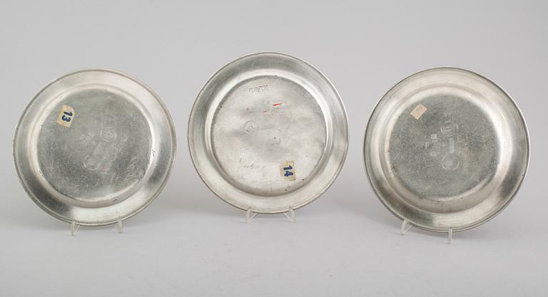 TALLRIKAR, 3 st, tenn, Nicolaus Justelius, Eksjö 1796.