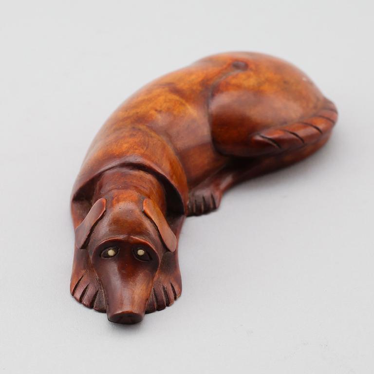 SNUSHUND, skuret trä, 1900-talets första hälft.