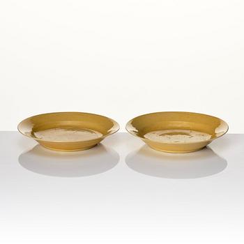 A pair of yellow glazed dishes, Qing dynasty, Kangxi (1662-1722).