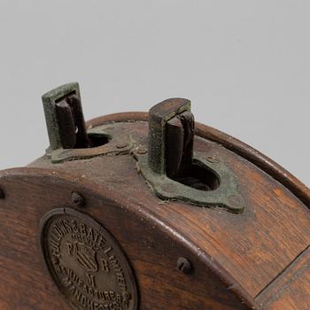 FOLLOWS & BATE LIMITED, "the family knife cleaner", trä järn och mässing.