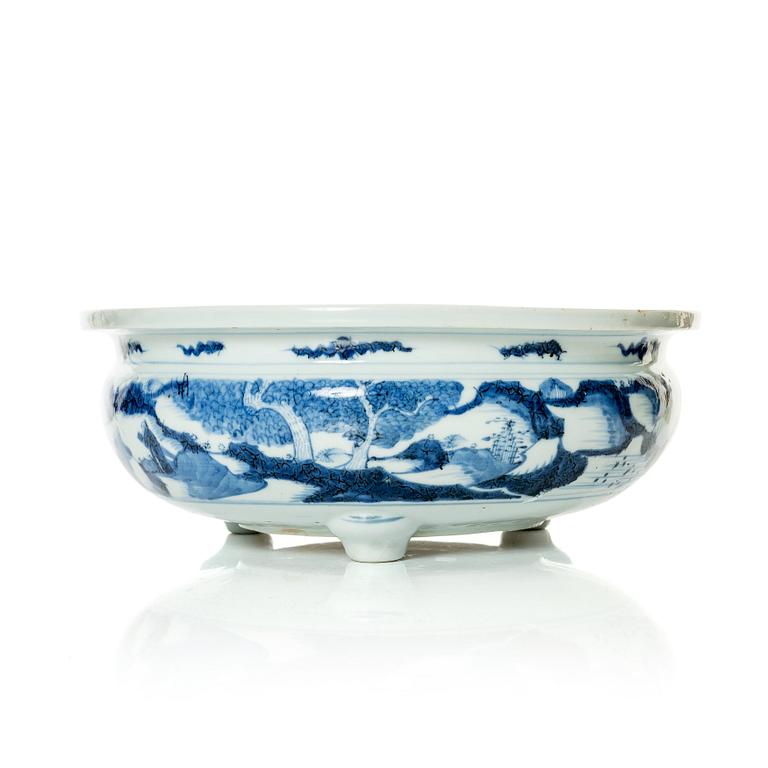 A blue and white censer, 17th/18th Century.