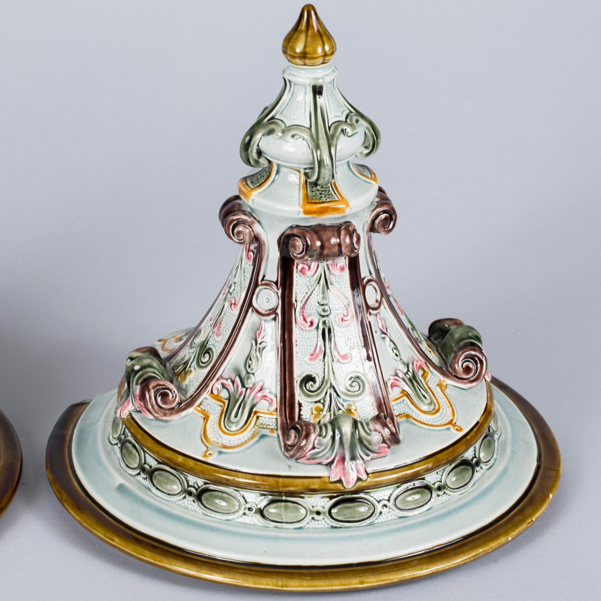 KONSOLER, 1 par, majolika, 1800-talets senare del.