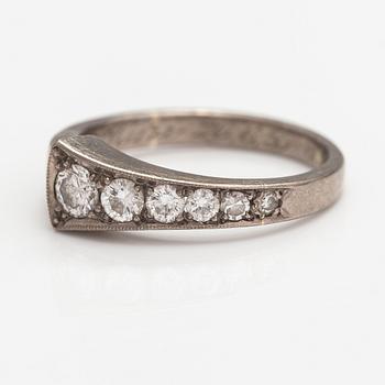 Ring, 18K vitguld, diamanter ca. 0.35 ct tot. Oskar Lindroos, Helsingfors 1941.