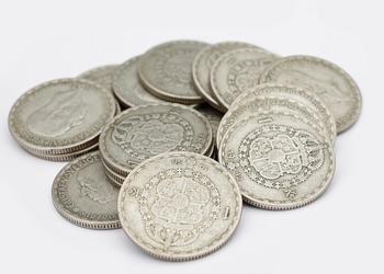 MYNT, 65st, silver, 1 krona, Gustaf V, omkr 1940-tal. Totalvikt (inkl skedar) ca569g.