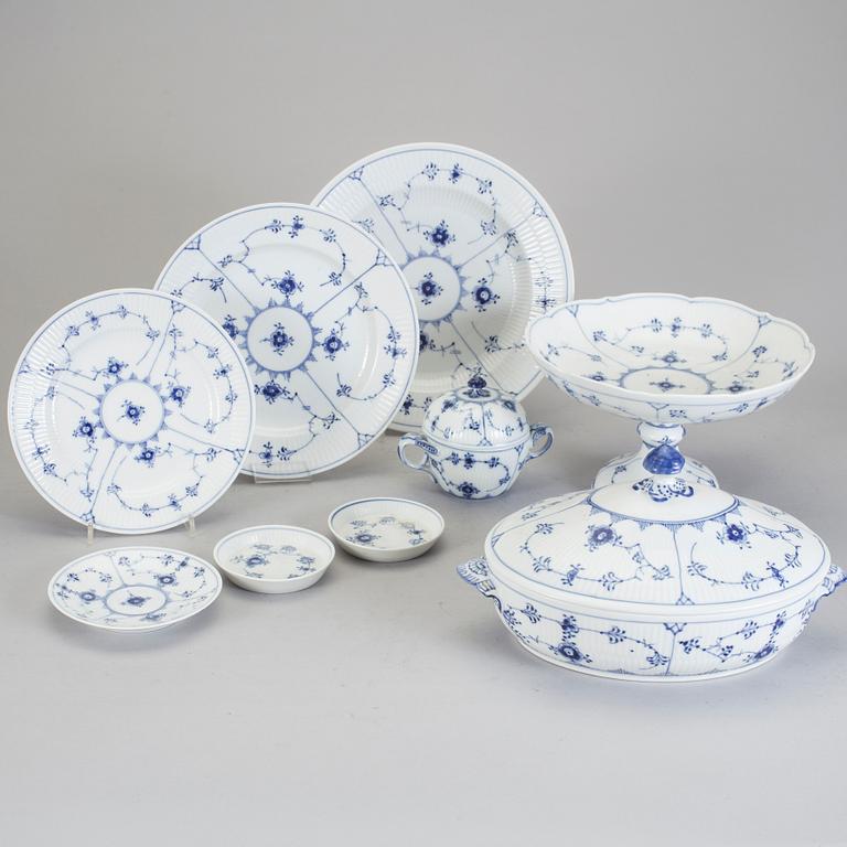 SERVISDELAR, 41 delar, porslin, "Musselmalet", Royal Copenhagen.