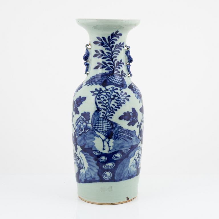 A large Chinese porcelain vase, late Qing dynasty, 19th Cnetury.