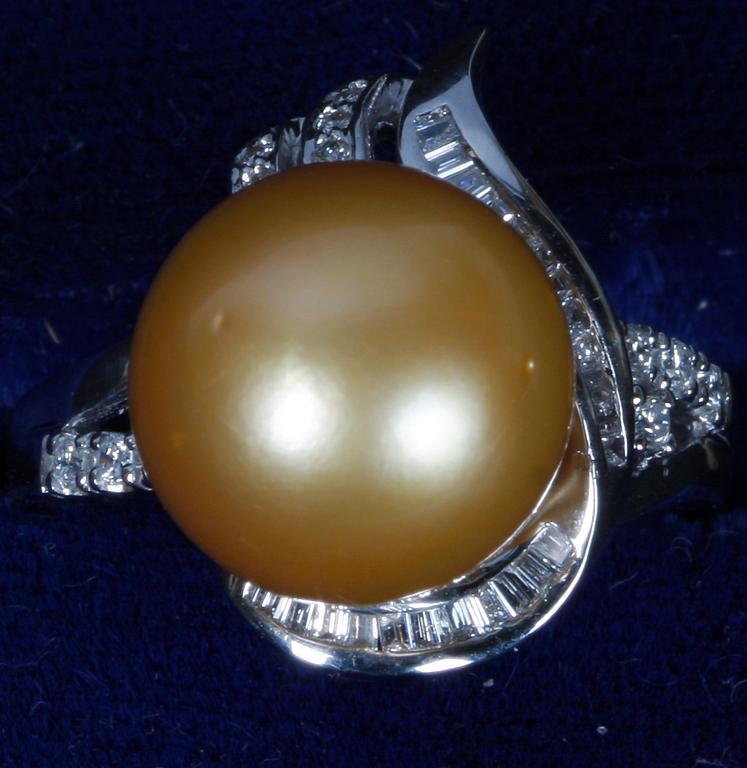 RING, 18k vitguld med briljanter, 0.38 ct enligt gravyr, och gul pärla. Tot 8 g.