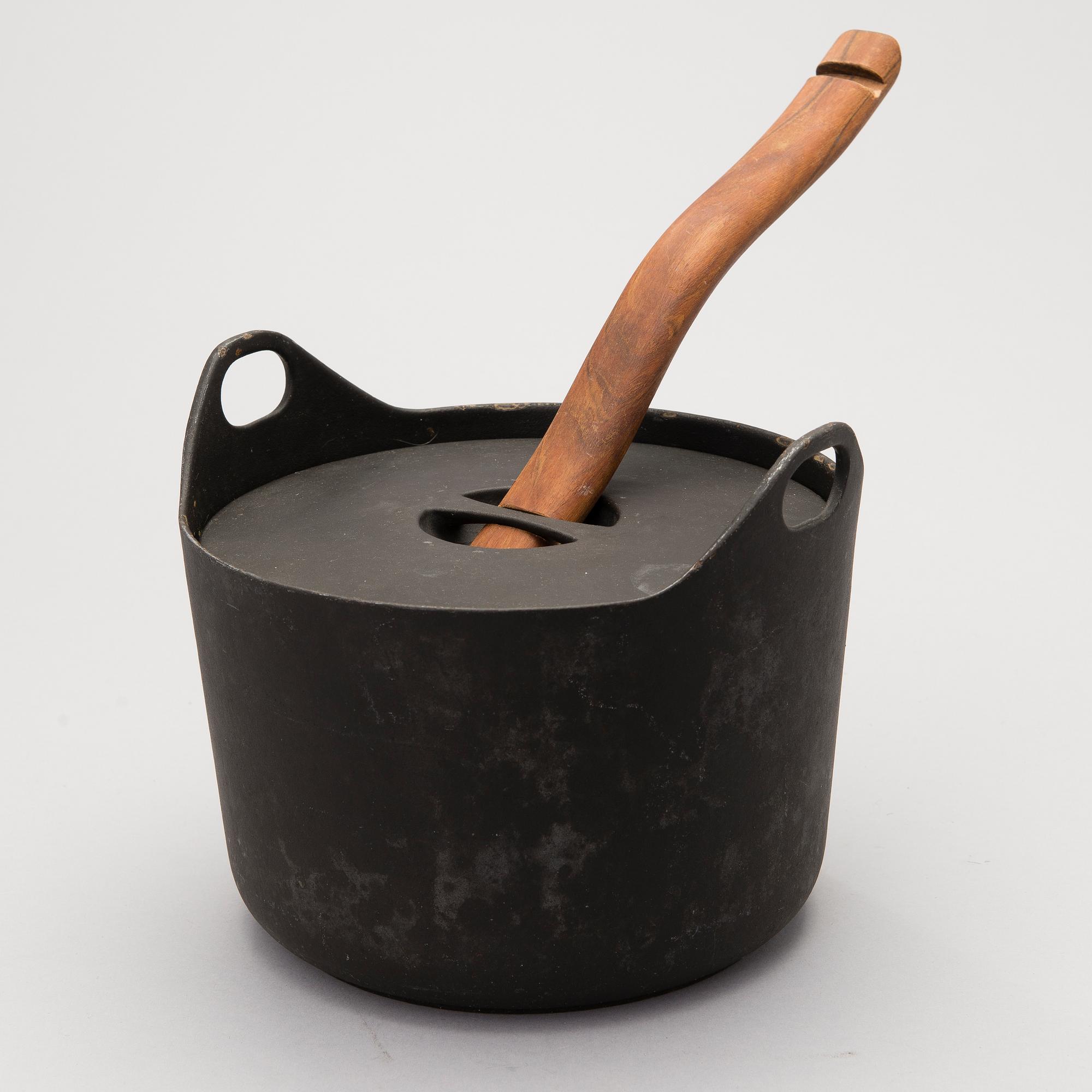 A cast iron pot, manufactured by Rosenlew in the 1960s/70s, Finland.