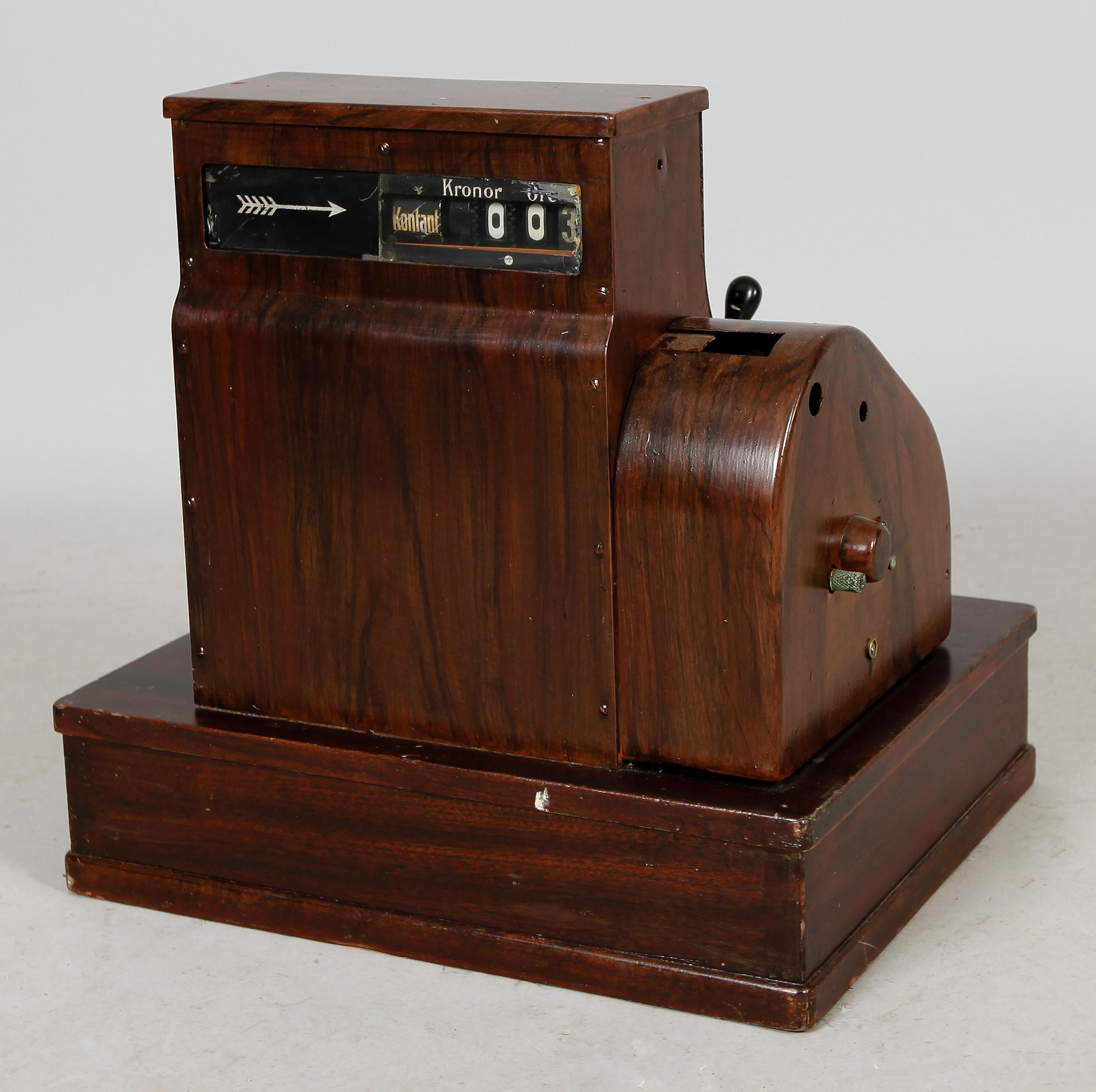 KASSAAPPARAT, 1900-talets första hälft.