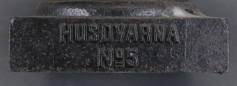 TRÄDGÅRDSURNOR, ett par, gjutjärn, Husqvarna, 1900-talets första hälft.
