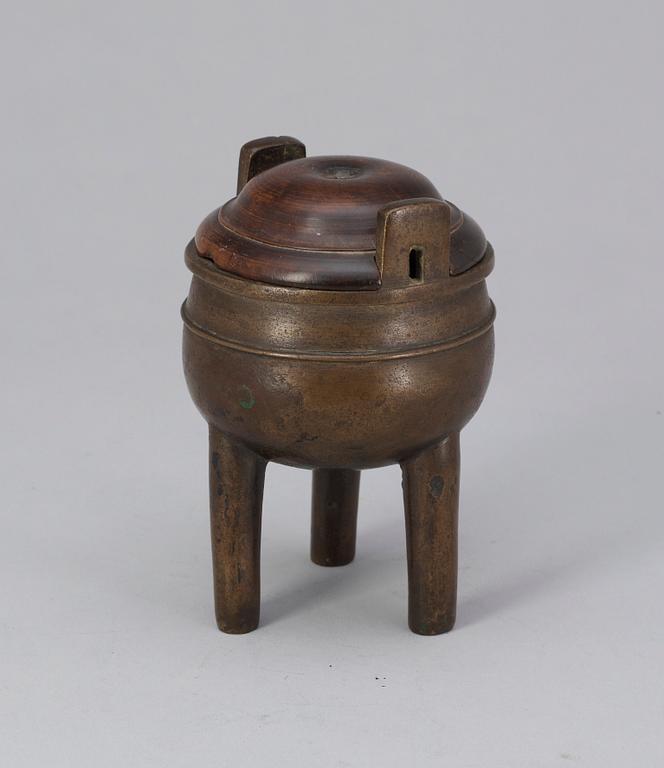 RÖKELSEKAR med LOCK. Brons och trä. Kina, Qing dynastin.