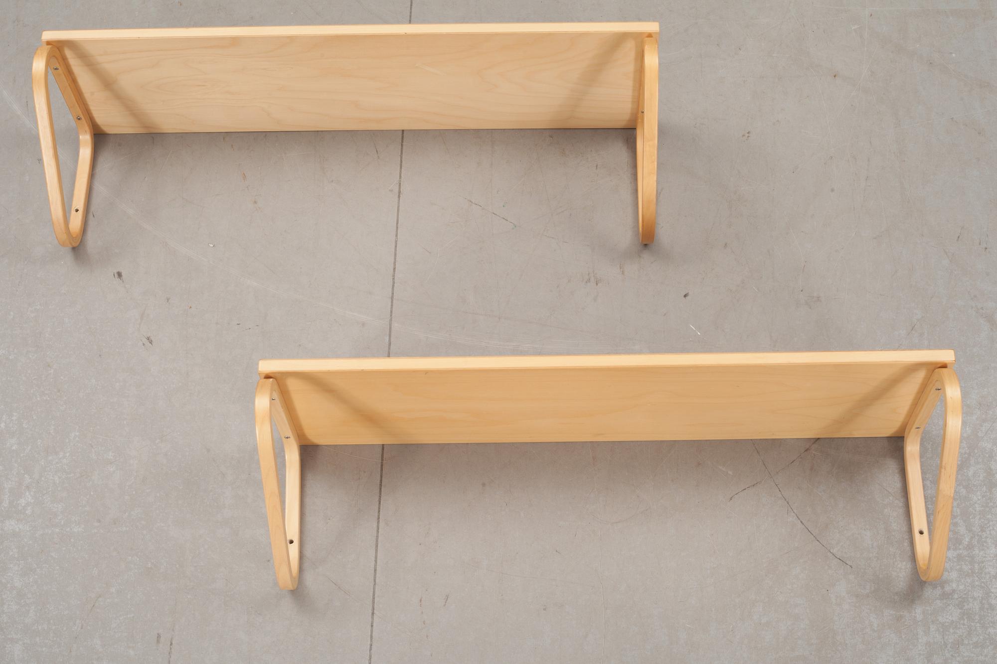 HYLLOR, ett par, "112 A", Alvar Aalto, Artek, 1900-talets andra hälft.