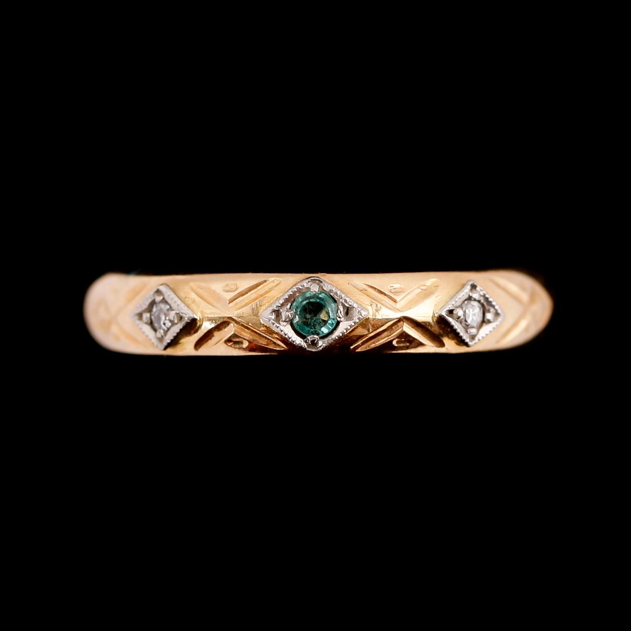 RING, 18k guld, med 2 små briljanter samt smaragd. Vikt ca 3 gram.