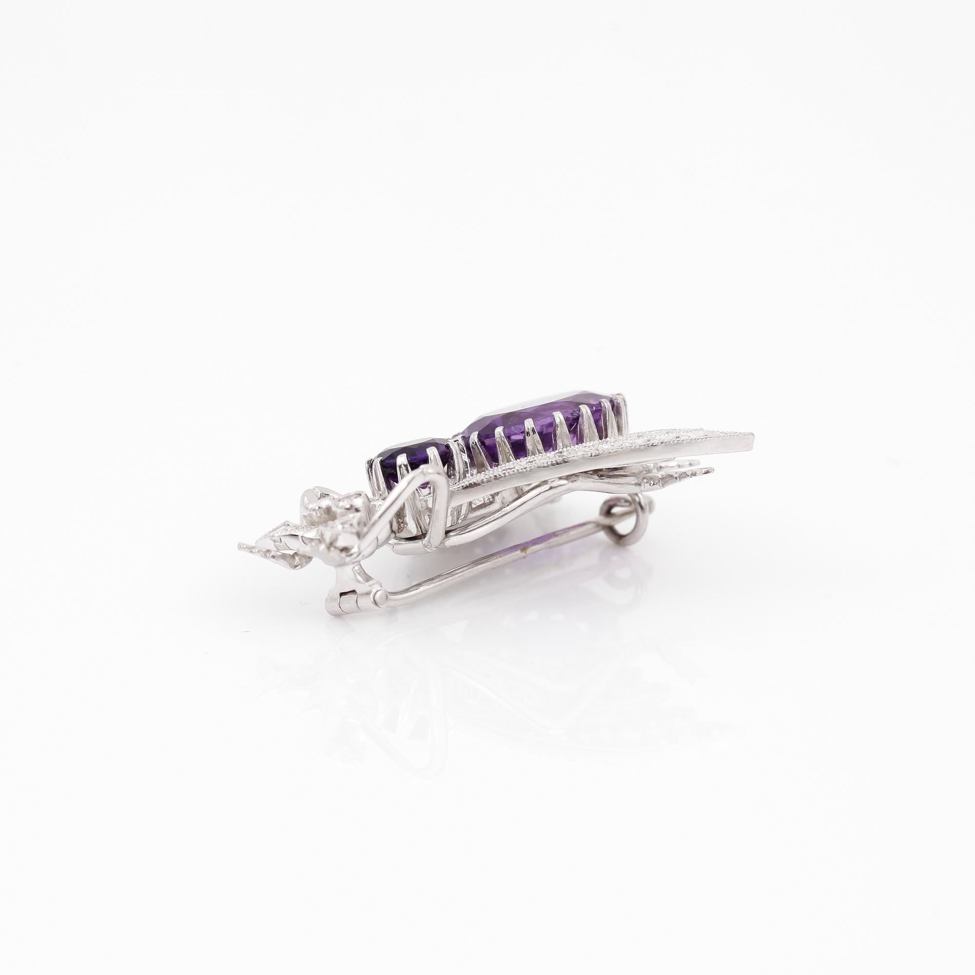 BROSCH i form av en fluga med ametister samt diamanter totalt ca 0.96 ct.
