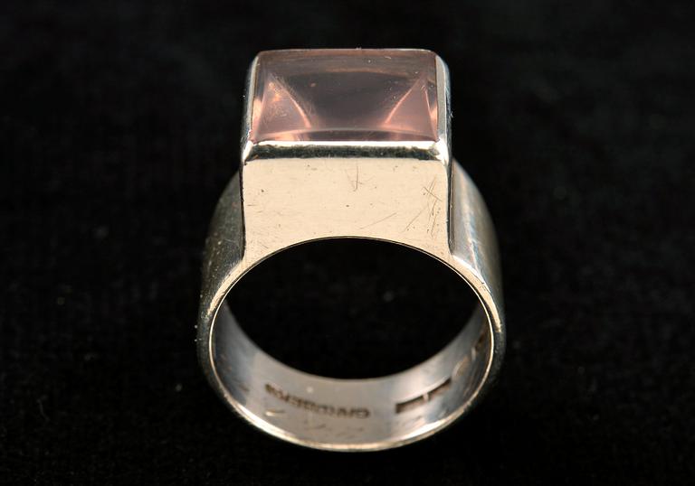 Bertel Gardberg, RING, silver med rosenkvarts, N. Westerback, Helsingfors 1960. Vikt 10 g.