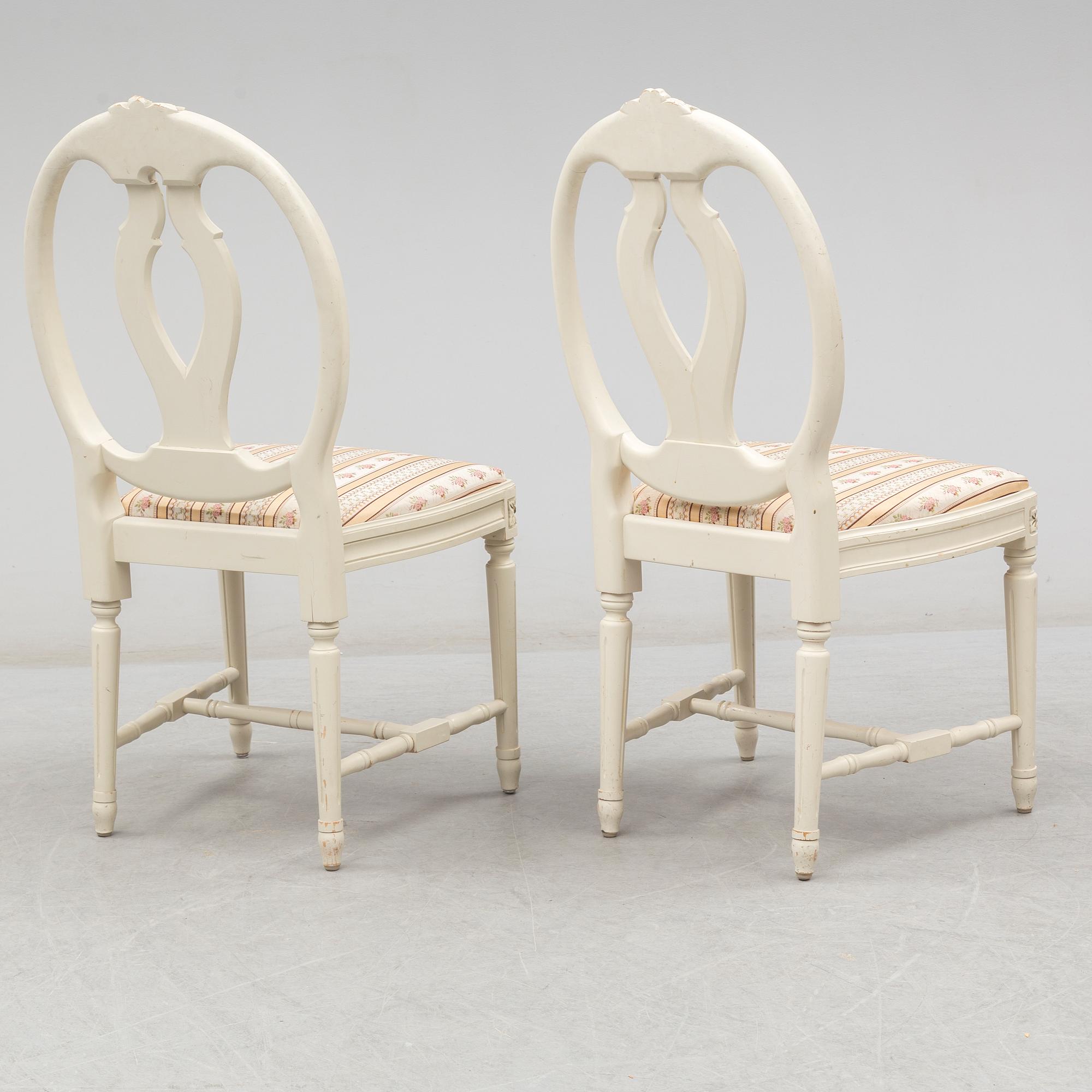 A set of eight chairs and a dining table. Gustavian style, second half of the 20th century. 2 leaves included.