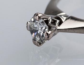 RING, 18 K vitguld med briljantslipad diamant ca 0.44 ct. Vikt ca 3,2 g.