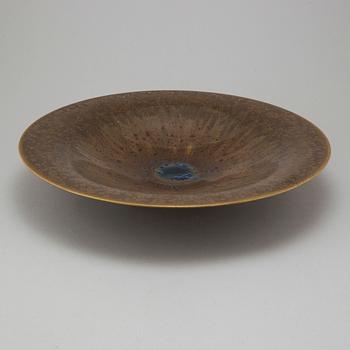 A stoneware dish by Lasse Östman, signed.