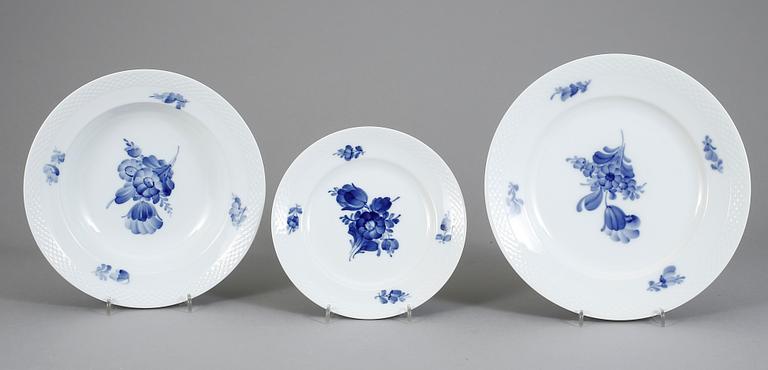 MATSERVIS, porslin, 38 delar, "Blå blomst", Royal Copenhagen.
