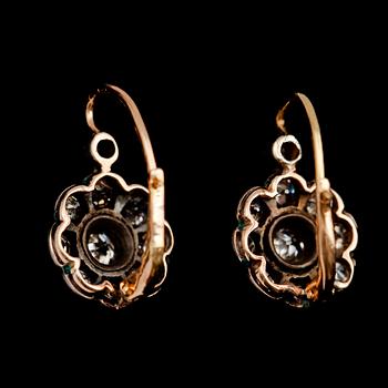 ÖRHÄNGEN, 1 par, 18 k guld, diamanter tot ca 1.20 ct, 1900-talets första hälft.