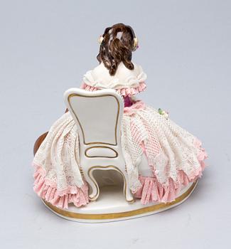 FIGURIN, porslin, "Dresden Lace-stil", Troligtvis Royal Bonn, Tyskland. 1900-talets början,