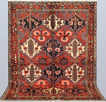 A semi-antique Bakhtiari rug, approx. 206 x 148 cm.