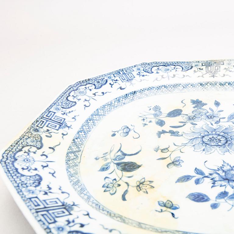 Uppläggningsfat Kina Qianlong (1736-95) porslin.