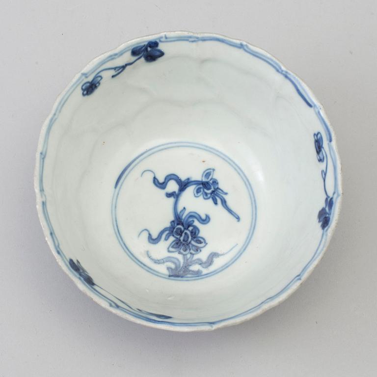 A blue and white bowl, Qing dynasty, Kangxi (1662-1722).