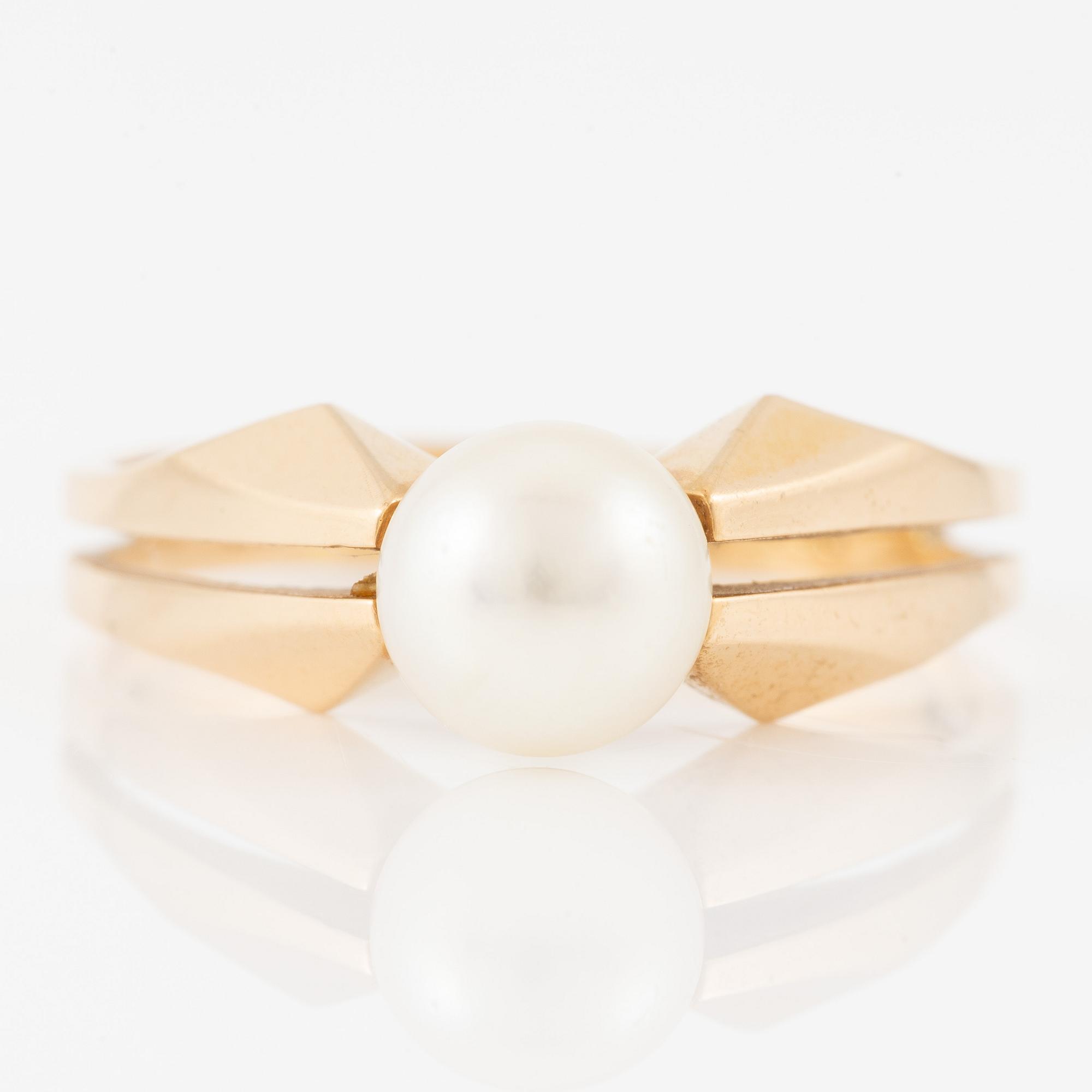 Ring, 18K gold with cultured pearl.