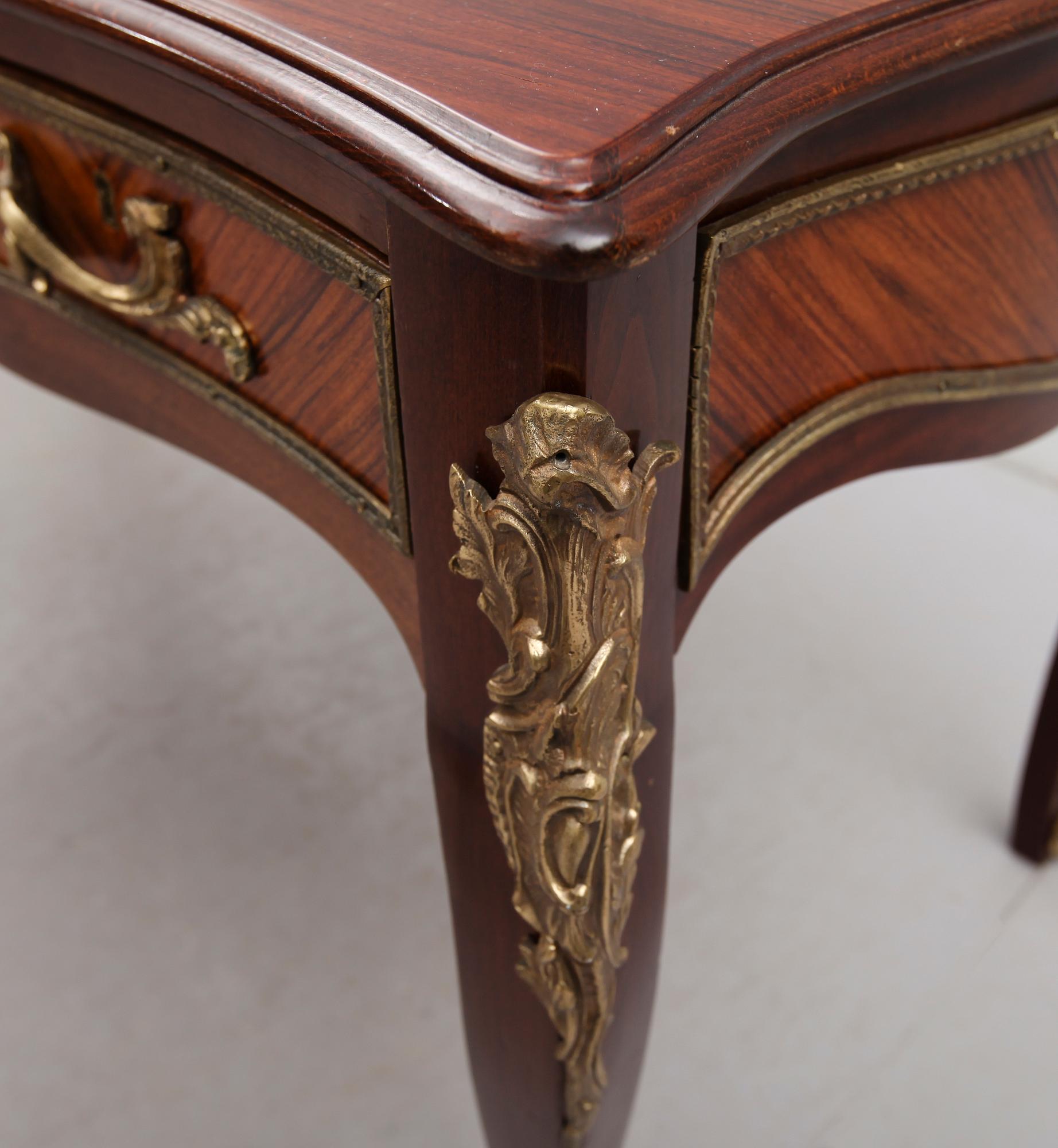 SKRIVBORD, rokokostil, 1900-talets andra hälft.