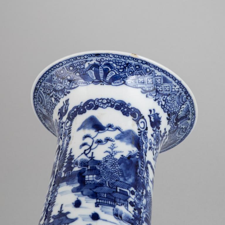 A blue and white porcelain serving dish and vase, Qingdynasti, Qianlong (1736-1795), and late 19th century.