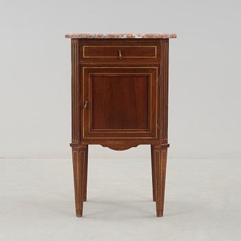 POTTSKÅP, gustaviansk stil, 1900-talets första hälft.