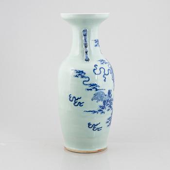 A Chinese porcelain vase, Qing dynasty, 19th Century.