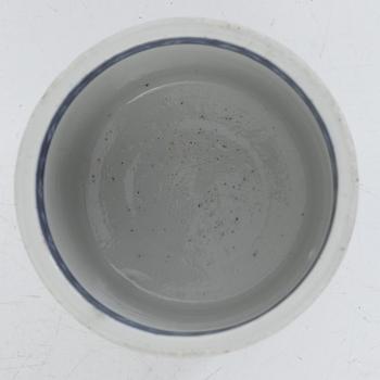 A blue and white Chinese porcelain pot, Qing dynasty, Daoguang (1821-1850).